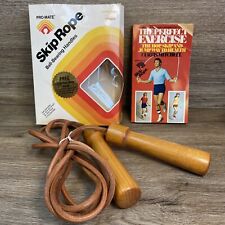Corda de salto de couro Pro-Mate; alças de rolamento de esferas de madeira 8’ e livro década de 1970 e caixa comprar usado  Enviando para Brazil
