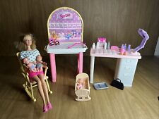 Juego de colección Barbie Love N Care 1998 Baby Center guardería con 4 muñecas y accesorios segunda mano  Embacar hacia Argentina