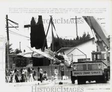 Usado, Foto de prensa 1986 equipos de televisión grúa de película elevación avión Piper del lugar del accidente en California. segunda mano  Embacar hacia Argentina