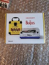 The Beatles 2024 mini toca-discos Crosley lacrado com conjunto de discos de 3" na mão comprar usado  Enviando para Brazil