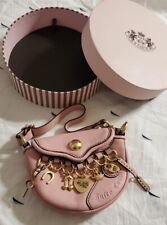 Mini bolsa rosa Juicy Couture com berloques e caixa original nunca usada., usado comprar usado  Enviando para Brazil