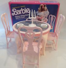 Mesa e cadeiras para sala de jantar da moda Barbie com caixa original 1984 não completa comprar usado  Enviando para Brazil