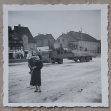 LKW Oldtimer Dame Frau Mutter Kind Baby KFZ Wagen Fahrzeug (6,5x6) Original Foto tweedehands  verschepen naar Netherlands