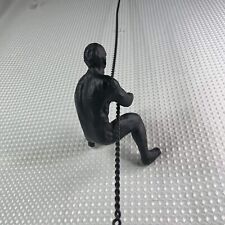 Usado, Escultura brutalista de ferro fundido em parede de escalada de homem em corda comprar usado  Enviando para Brazil