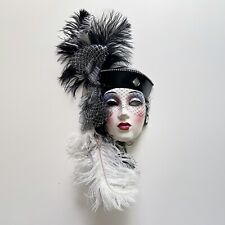 Máscara de pared facial de cerámica vintage CLAY ART negra + plumas blancas + joyas segunda mano  Embacar hacia Argentina