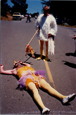 Lote de 2 Fotos De Colección Años 80 Petaluma CA Pollo Pluckers Disfraces Desfile Coche, usado segunda mano  Embacar hacia Mexico