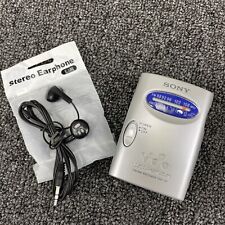 Clip de cinturón y auriculares de radio portátil Sony Walkman SRF-59 AM/FM de colección segunda mano  Embacar hacia Argentina