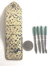 Antiga década de 1940 4 peças. Conjunto de cutículas para unhas miniatura com bolsa de pressão de pele de cobra comprar usado  Enviando para Brazil