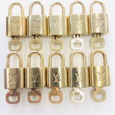 Cadeado e chave LOUIS VUITTON 10 peças conjunto latão (polido) ouro números aleatórios LV comprar usado  Enviando para Brazil