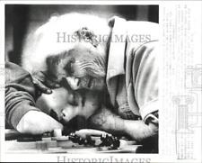 1987 Press Photo Bessie Kresky conforta criança com deficiência programa Michigan, usado comprar usado  Enviando para Brazil