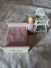 Muñeca de madera pintada a mano de colección bebé silla alta y juguete de cama, 4"" con bebé segunda mano  Embacar hacia Argentina