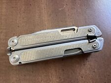 Cuchillo alicates multiherramienta LEATHERMAN Free P2 segunda mano  Embacar hacia Argentina