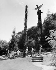 Bike Riders Stop To Look At Totem Poles Vintage 8x10 Fotografia Reimpressão comprar usado  Enviando para Brazil