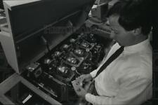 1989 Press Photo Dave Cimpi inspeciona cartões de crédito com uma máquina de codificação comprar usado  Enviando para Brazil
