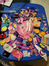 Una Barbie y una gran cantidad de accesorios bolsas, platos, reproductor de discos. segunda mano  Embacar hacia Mexico
