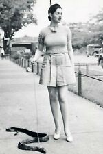 woman walking a domestic snake WW2 Photo Glossy 4*6 in K033 d'occasion  Expédié en Belgium