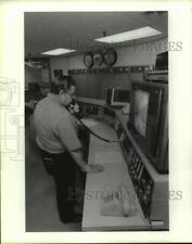 1988 Foto de prensa George Maczali rastrea el huracán Gilbert con imágenes satelitales segunda mano  Embacar hacia Argentina