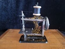 Adorable máquina de coser alemana en miniatura/juguete con carcasa para niños No. "394346" segunda mano  Embacar hacia Argentina