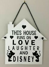 Esta casa funciona com Love Laughter e Disney | Placa/cabide de madeira | Placa Disney comprar usado  Enviando para Brazil