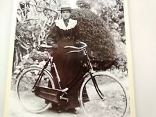 Tarjeta inglesa de gabinete de mujer con bicicleta J. Blake Wolverton fotografía de Inglaterra segunda mano  Embacar hacia Argentina