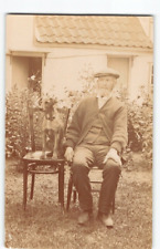 Retrato de jardín de Europa ~ Hombre posó con perro cachorro en silla ~ Postal RPPC - P3 segunda mano  Embacar hacia Argentina