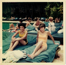 Foto de moda a color 1966 niñas en sillón en Acapulco usando trajes de baño segunda mano  Embacar hacia Argentina