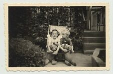 Sister & Brother & Their Teddy Bears / Garden Chair (Vintage Photo 1940) segunda mano  Embacar hacia Mexico