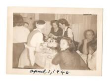Foto de colección pastel de cumpleaños para mujer alrededor de mesa de cocina década de 1940 arte encontrado R21 segunda mano  Embacar hacia Argentina
