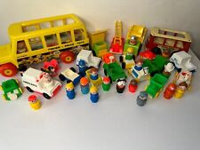 Você escolhe brinquedos vintage Fisher Price pessoas, veículos, etc.  - 20+ variações comprar usado  Enviando para Brazil