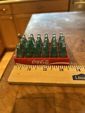 Estuche expositor vintage de 24 botellas de plástico rojo miniatura de Coca Cola, usado segunda mano  Embacar hacia Argentina
