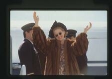 Abrigo de piel Evita Madonna Eva Perón pose glamorosa original 35 mm estampado de transparencia segunda mano  Embacar hacia Argentina