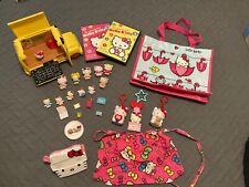 Usado, LOTE SANRIO HELLO KITTY AUTOBÚS ESCOLAR VISTA FIGURAS MAESTRAS ACCESORIOS DVD DELANTAL BOLSA segunda mano  Embacar hacia Argentina