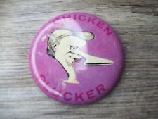 Botón Pinback De Colección Humoroso que dice ""Pollo Plucker"" Imagen Frente Z59, usado segunda mano  Embacar hacia Mexico