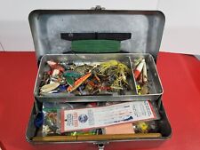 Usado, Caja de aparejos de pesca de metal vintage llena de señuelos segunda mano  Embacar hacia Argentina
