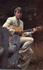 Traje Glen Campbell en Blanco Tocando Guitarra de Ovación en un Campo Postal de Colección 1971 segunda mano  Embacar hacia Argentina