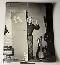 Fotografía de película vintage de Bob Wills en su improvisado vestidor 8x10 1942 segunda mano  Embacar hacia Argentina