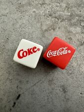 Juego de dados vintage de dos colores Coca-Cola con guión rojo y blanco logotipo promocional 5/8 pulgadas segunda mano  Embacar hacia Mexico