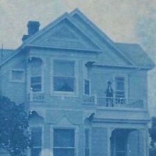 Usado, Foto cianótipo colorida de azul antiga casa vitoriana homem de pé na varanda década de 1900 comprar usado  Enviando para Brazil