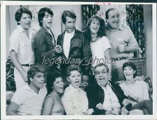 1981 Elenco de Happy Days Canta pelo Sofá Foto Original de Serviço de Notícias comprar usado  Enviando para Brazil
