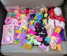 Gran colección de accesorios para muñeca Barbie con estuche de transporte segunda mano  Embacar hacia Argentina