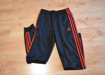 Używany, Klasyczne Spodnie Adidas z Czerwonymi Paskami na sprzedaż  Stargard