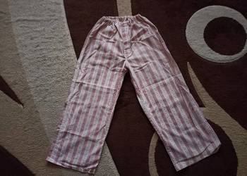 Używany, Różowo białe spodnie męskie od piżamy na sprzedaż  Grójec