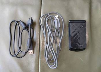 Używany, Telefon z klapką Sony Ericsson Z555i razem z kablami zabytek na sprzedaż  Kołobrzeg