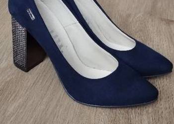 Używany, Buty czółenka granatowe zamszowe na słupku na obcasie Brilu na sprzedaż  Ostrów Wielkopolski