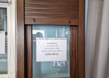 okno PCV nowe białe/orzech 60,5/90 cm z roletą zewnętrzną, używany na sprzedaż  Knurów