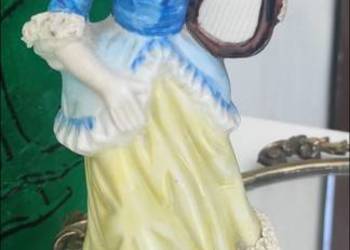 Vintage porcelanowa figurka wiktoriańska dama z lirą
Wysokość 20 cm 
Średni, używany na sprzedaż  Pabianice
