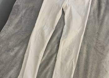 Białe jeansy / spodnie jeansowe - Reserved - HIT! na sprzedaż  Jasło