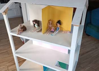 Używany, Wielki drewniany domek dla lalek + lalki na sprzedaż  Charlęż