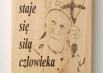 Typografia na Desce Nadruk Napis na Drewnie JAN PAWEŁ II na sprzedaż  Szczecin