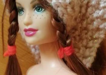 Ubranko dla lalki Barbie sukienka i chustka z włóczki błyszc, używany na sprzedaż  Płock